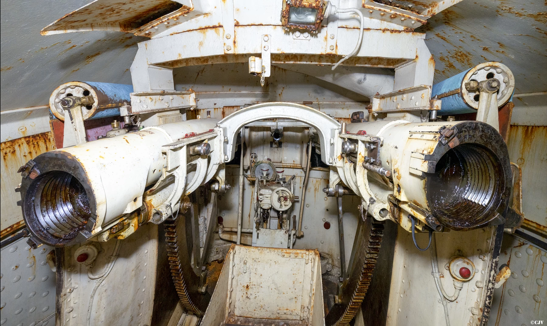 Ligne Maginot - ROCHE LA CROIX (RLC) - (Ouvrage d'artillerie) - Bloc 5
Tourelle 75/33
Chambre de tir avec les deux tubes de 75