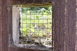 Ligne Maginot - VILLAGE-NEUF BERGE 3 - (Blockhaus pour arme infanterie) - Créneau latéral, et les rails de renfort posés verticalement