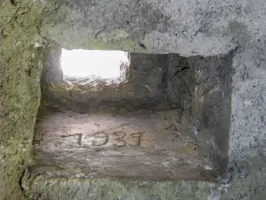 Ligne Maginot - CHATELET OUEST - (Blockhaus pour arme infanterie) - Détail d'un créneau ; date de construction