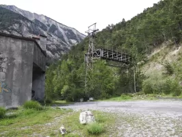 Ligne Maginot - TéLéPHéRIQUE DE ROCHE LA CROIX (RECETTE BASSE) - (Recette de téléphérique) - Le premier pylône et le passage de route