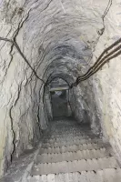 Ligne Maginot - TOURNOUX - (Central téléphonique isolé) - Escalier menant au central
Les câbles téléphoniques cheminent de part et d'autre  de la galerie