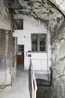 Ligne Maginot - TOURNOUX - (Central téléphonique isolé) - L'entrée du central
Deux boitiers de connexion pour lignes de campagnes sont placés sur la droite de la porte d'accès
