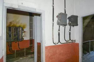 Ligne Maginot - TOURNOUX - (Central téléphonique isolé) - Les boîtiers de protection des lignes de campagnes dans le sas d'entrée