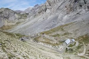 Ligne Maginot - VIRAYSSE (BARAQUEMENT) - (Casernement) - À l'arrière-plan le Col du Vallonnet (vers PO Plate Lombarde)