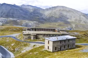 Ligne Maginot - CAMP DE RESTEFOND - (Casernement) - Au premier plan le pavillon des officiers détruit en 2003