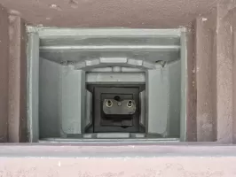 Ligne Maginot - FRESSINEA (FA) - (Ouvrage d'infanterie) - Bloc 3
Créneau de droite avec trémie n°4 pour JM ou 47 mm. Les deux orifices supérieurs devaient permettre l'installation de volets blindés, non livrés.