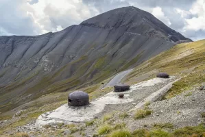 Ligne Maginot - RESTEFOND - (Ouvrage d'artillerie) - Bloc 4
De gauche à droite : cloche GFM, cloche VDP, cloche de prise d'air, cloche JM
