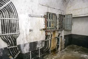 Ligne Maginot - RESTEFOND - (Ouvrage d'artillerie) - Le central téléphonique
Le répartiteur principal de l'ouvrage et le boitier de protections du central. Noter l'emplacement pour un second boitier de protection non équipé.