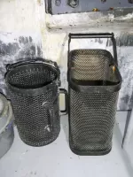 Ligne Maginot - Munitions de 7,5 mm - Panier de récupération de douilles de 7,5 mm pour cloche GFM à gauche. A droite pour cloche JM