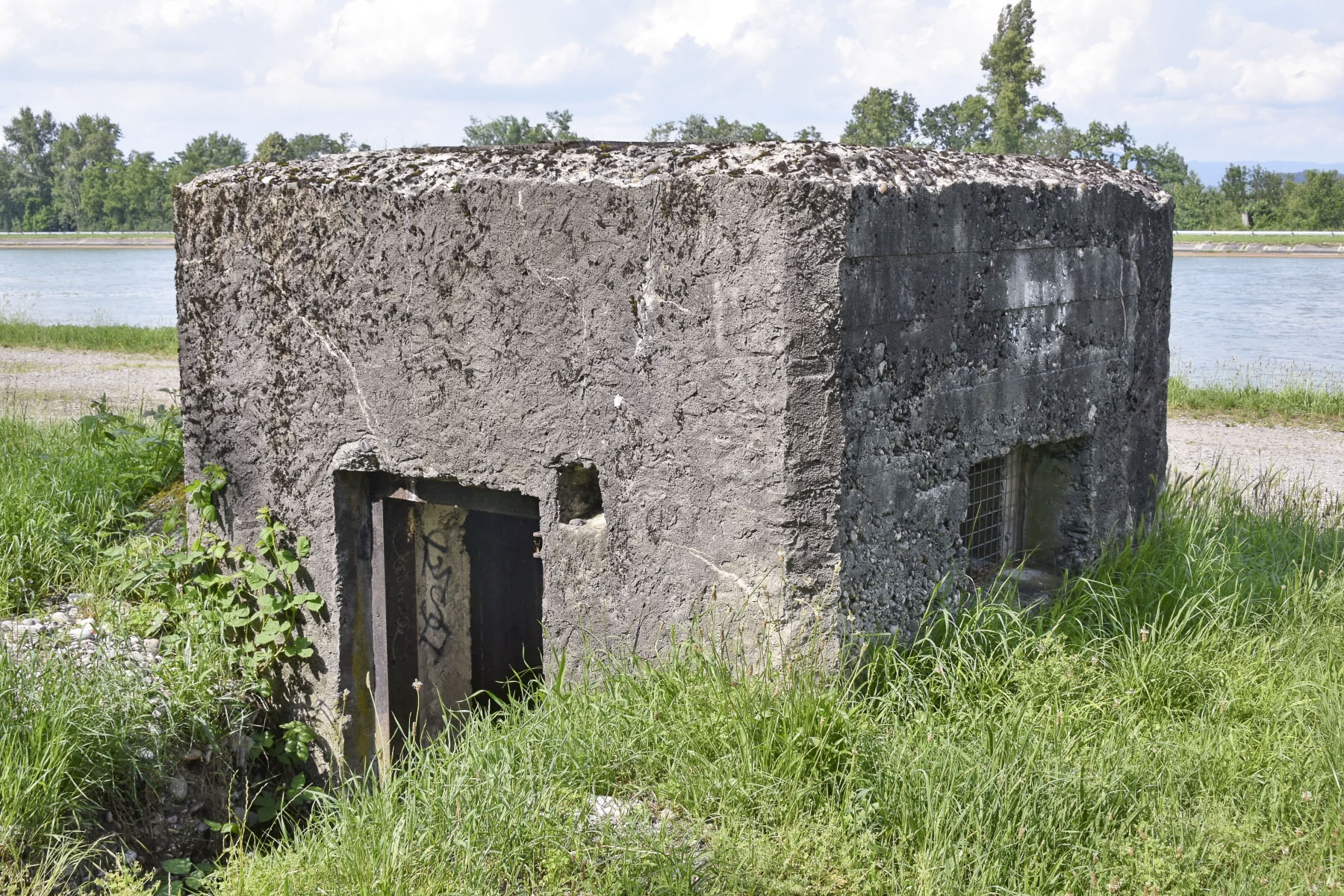 Ligne Maginot - VILLAGE-NEUF BERGE 3 - (Blockhaus pour arme infanterie) - Façade et entrée arrière
