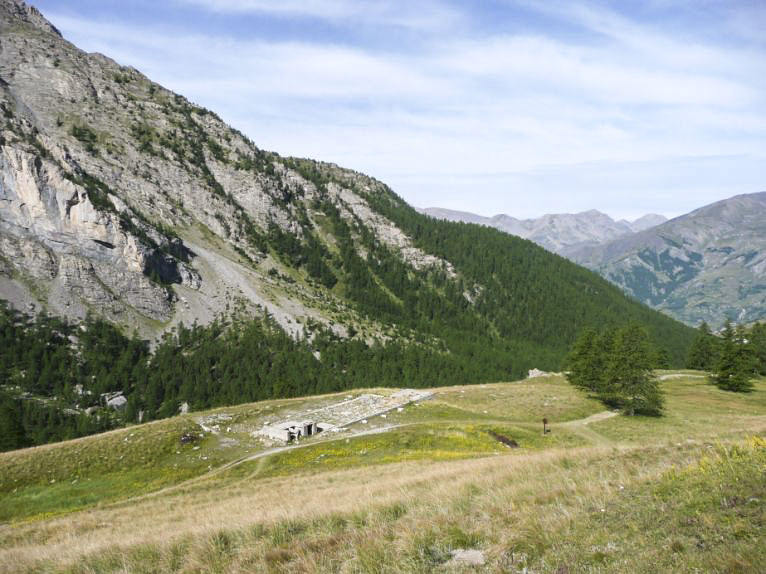 Ligne Maginot - PLATE LOMBARDE - (Casernement) - Les restes du casernement vus depuis l'ouvrage