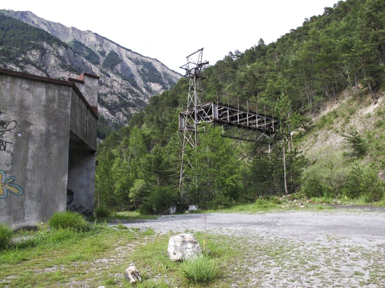 Ligne Maginot - TéLéPHéRIQUE DE ROCHE LA CROIX (RECETTE BASSE) - (Recette de téléphérique) - Le premier pylône et le passage de route