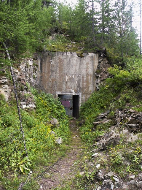Ligne Maginot - TéLéPHéRIQUE DE ROCHE LA CROIX (RECETTE HAUTE) - (Téléphérique ( Recette)) - L'accés des wagonnets et du personnel
La voie ferrée de 60  reliant la recette à l'ouvrage est encore visible au premier plan