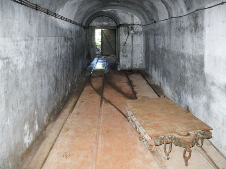 Ligne Maginot - TéLéPHéRIQUE DE ROCHE LA CROIX (RECETTE HAUTE) - (Téléphérique ( Recette)) - L'accés des wagonnets et du personnel
