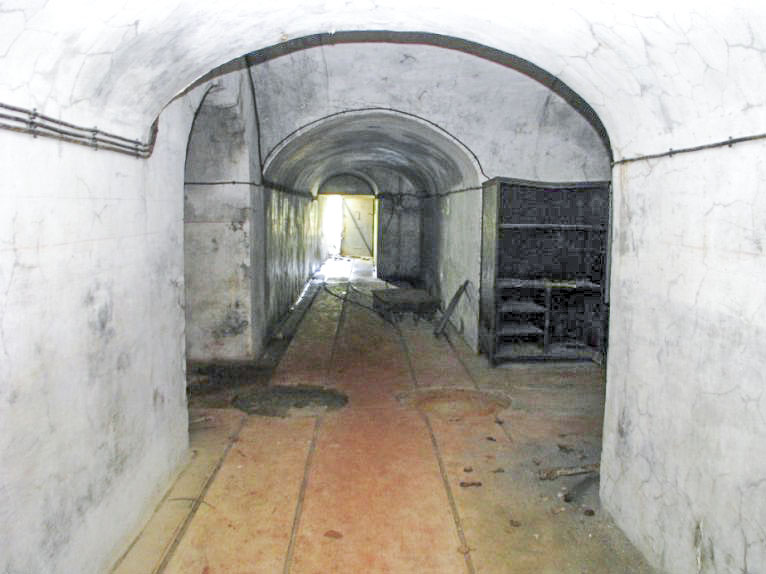 Ligne Maginot - TéLéPHéRIQUE DE ROCHE LA CROIX (RECETTE HAUTE) - (Téléphérique ( Recette)) - Intérieur du bâtiment
Noter les plaques tournantes de la voie de 60