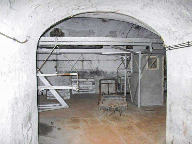 Ligne Maginot - TéLéPHéRIQUE DE ROCHE LA CROIX (RECETTE HAUTE) - (Téléphérique ( Recette)) - Intérieur du bâtiment
Noter les plaques tournantes de la voie de 60