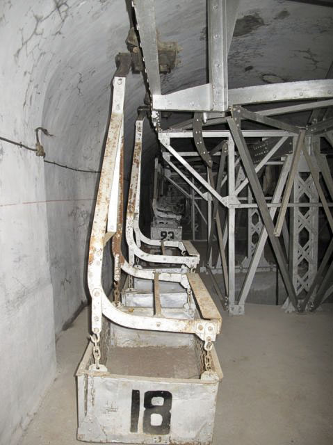Ligne Maginot - TéLéPHéRIQUE DE ROCHE LA CROIX (RECETTE HAUTE) - (Téléphérique ( Recette)) - Intérieur du bâtiment
Les bennes parquées pour l'éternité