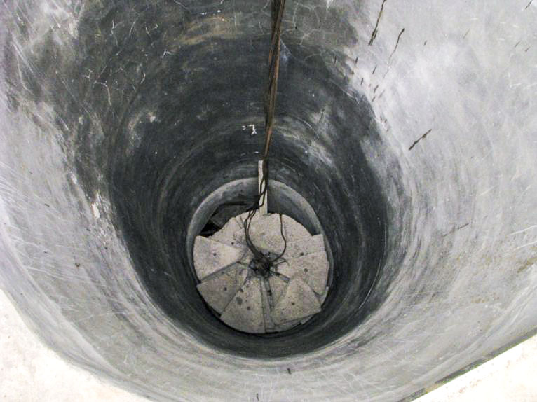 Ligne Maginot - TéLéPHéRIQUE DE ROCHE LA CROIX (RECETTE HAUTE) - (Téléphérique ( Recette)) - Détail du mécanisme
Le puits du contrepoids utilisé pour tendre la ligne