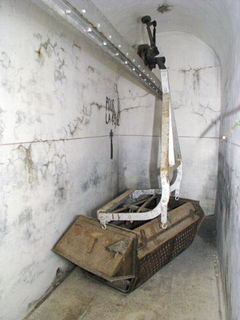 Ligne Maginot - TéLéPHéRIQUE DE ROCHE LA CROIX (RECETTE HAUTE) - (Téléphérique ( Recette)) - Une benne spéciale (Transport des blessés ?)