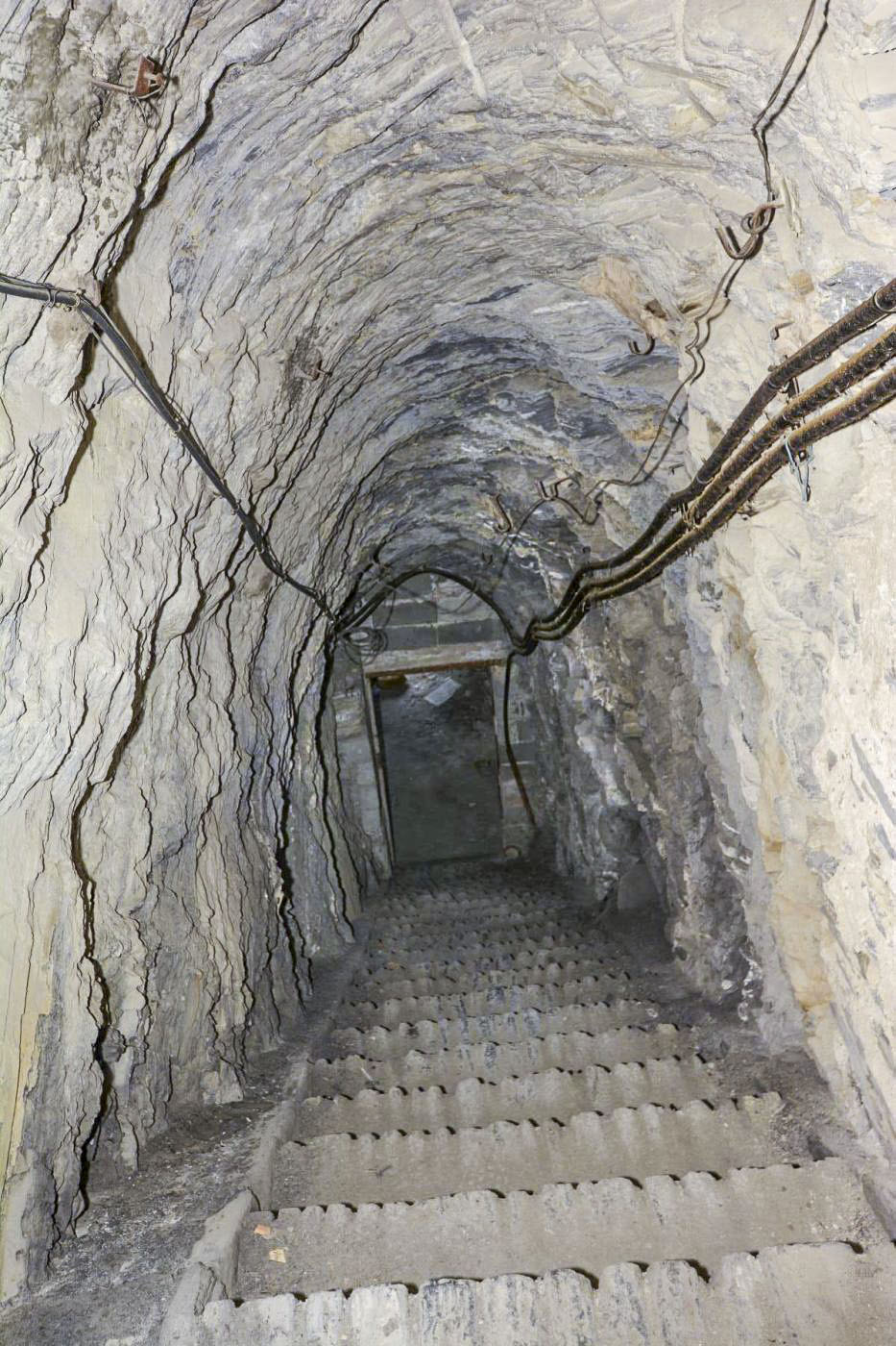 Ligne Maginot - TOURNOUX - (Central téléphonique isolé) - Escalier menant au central
Les câbles téléphoniques cheminent de part et d'autre  de la galerie
