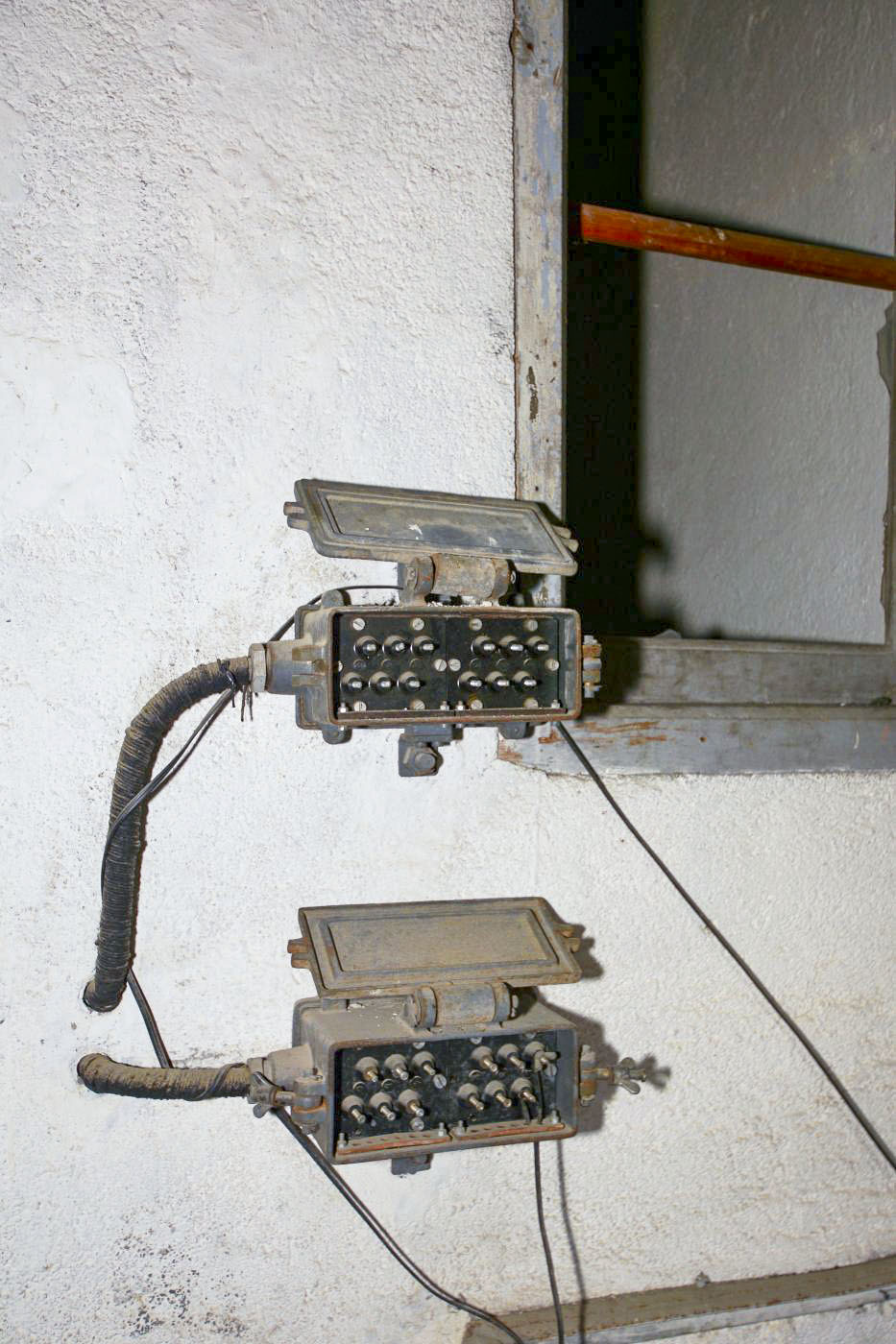Ligne Maginot - TOURNOUX - (Central téléphonique isolé) - L'entrée du central
Boitiers de connexion pour lignes téléphoniques de campagne