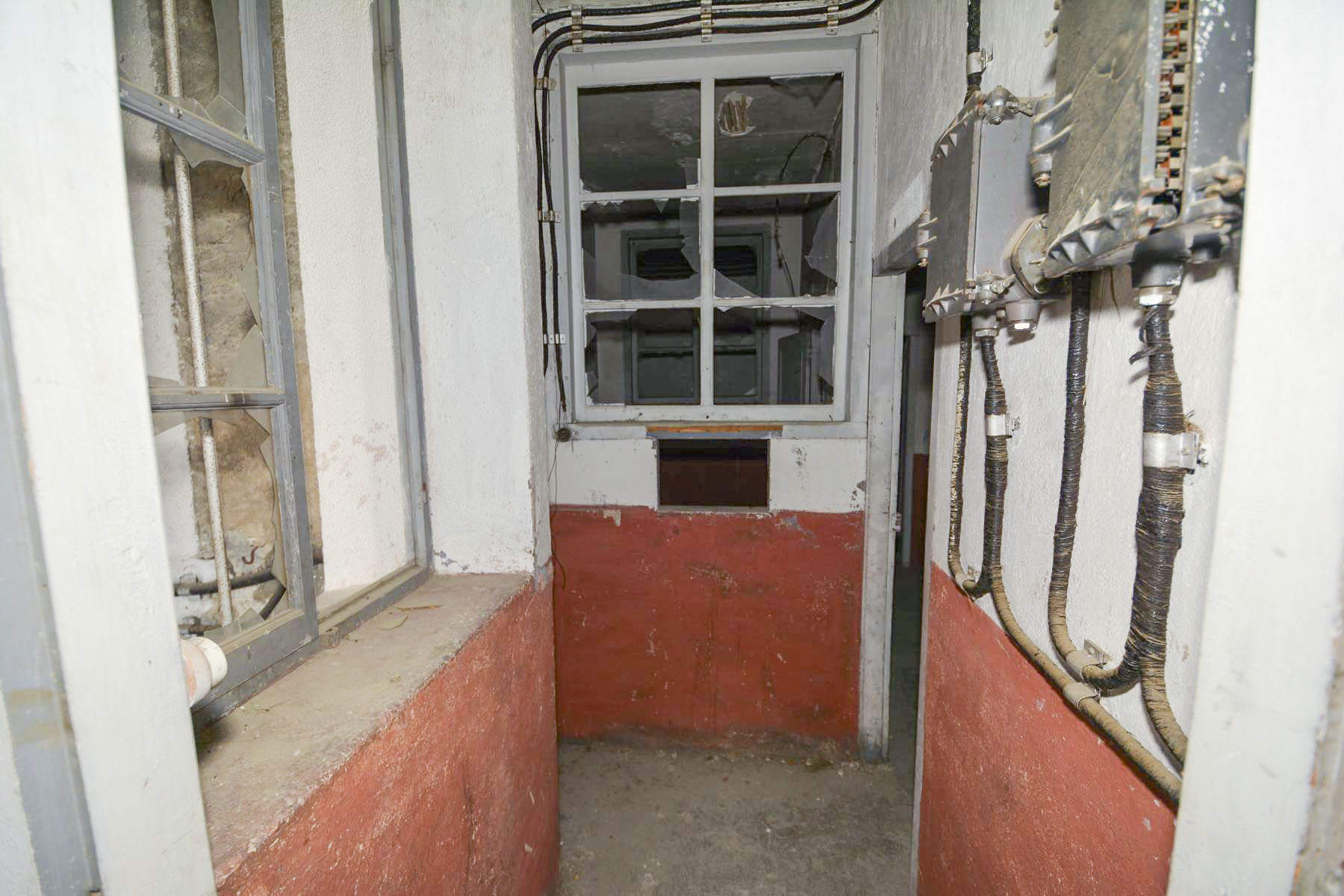 Ligne Maginot - TOURNOUX - (Central téléphonique isolé) - Le sas d'entrée avec les boitiers de protection des lignes de campagne (boitiers de raccordement à l'extérieur)