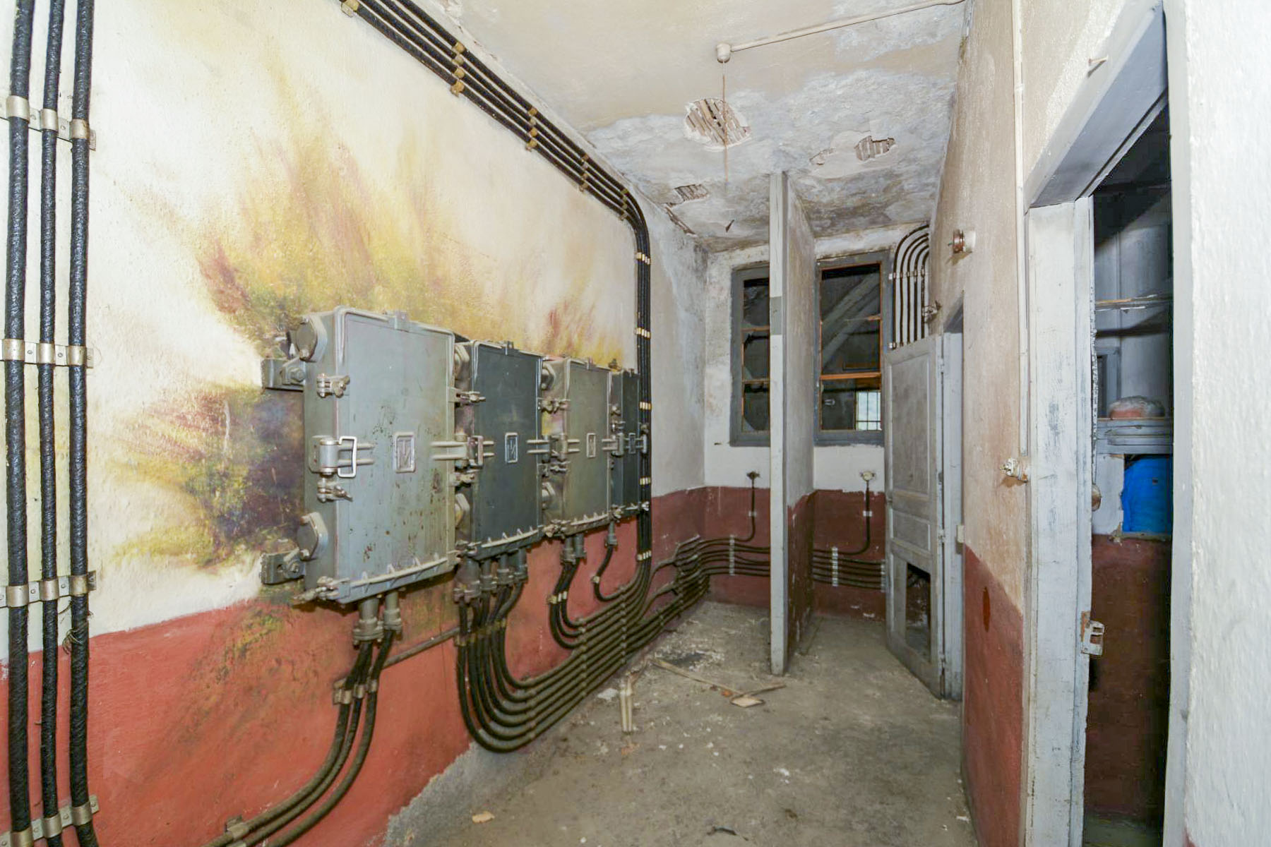 Ligne Maginot - TOURNOUX - (Central téléphonique isolé) - Le local avec les répartiteurs et les boitiers de protection