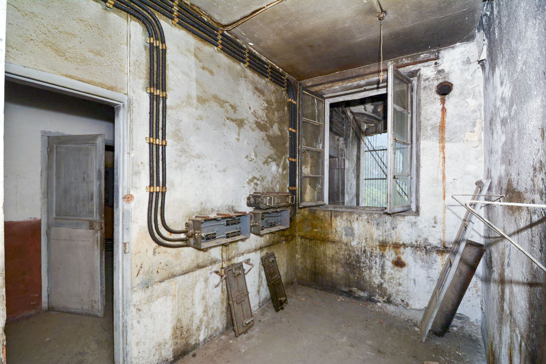 Ligne Maginot - TOURNOUX - (Central téléphonique isolé) - Le central proprement dit avec ses deux panneaux muraux pour 80 connections