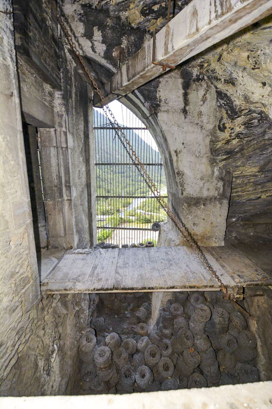 Ligne Maginot - TOURNOUX - Batterie XII - Vue sur l'extérieur et le sas menant vers Tournoux depuis le local du central