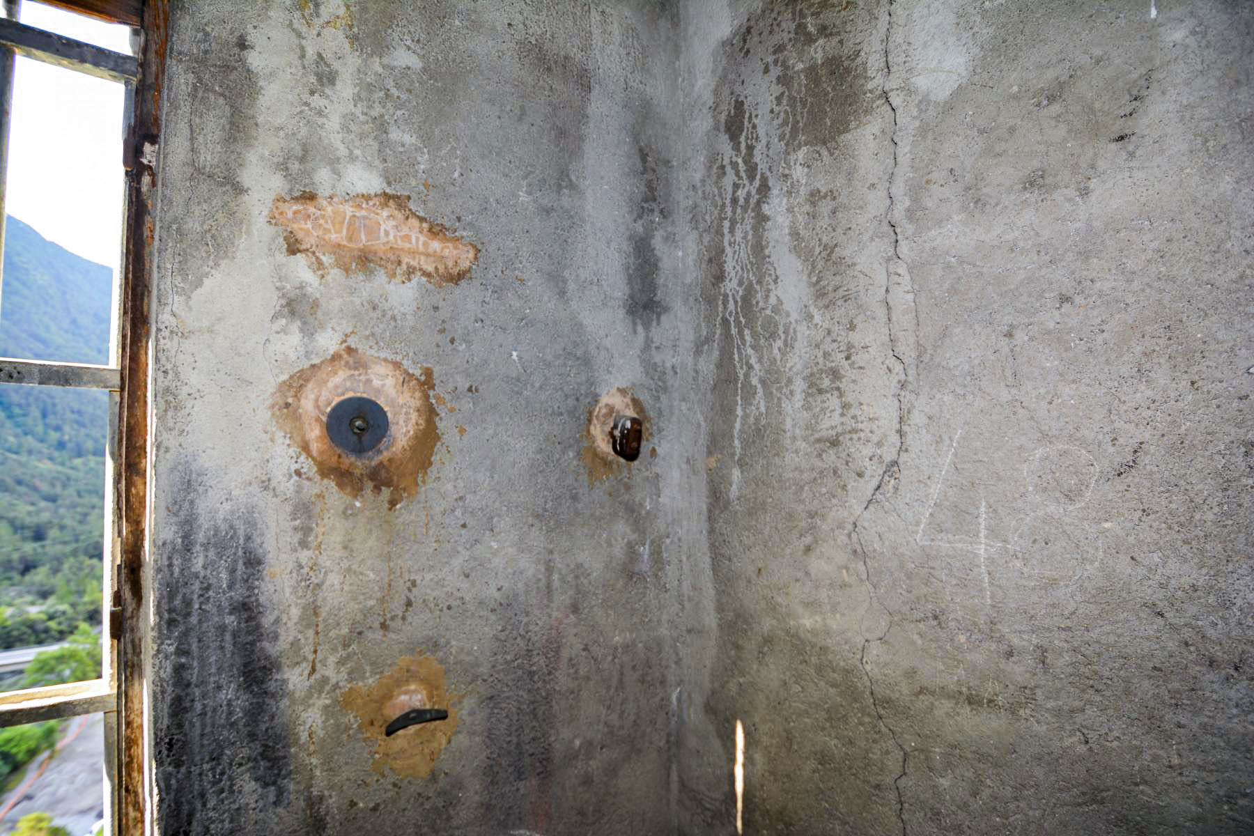Ligne Maginot - TOURNOUX - (Central téléphonique isolé) - L'entrée de l'antenne radio depuis l'extérieur