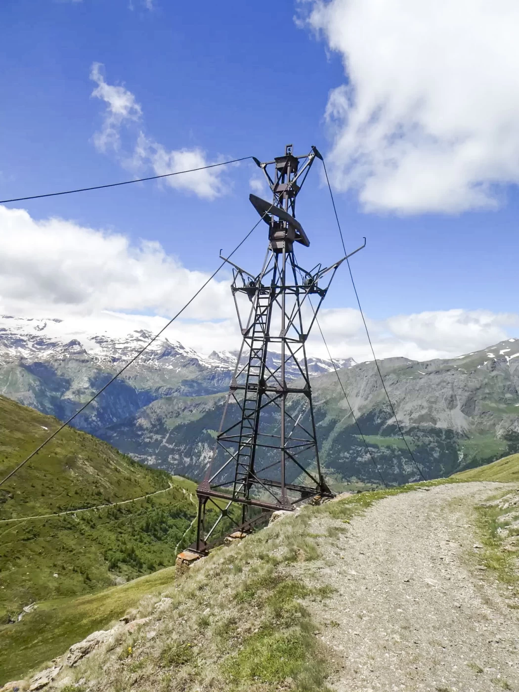 Ligne Maginot - TLFR - TéLéPHéRIQUE LANSLEBOURG-TURRA - (RESEAU - Téléphérique (ligne)) - Le premier pylône
Au-dessus les sabots avec câbles porteur, en bas les galets du câbles tracteur
