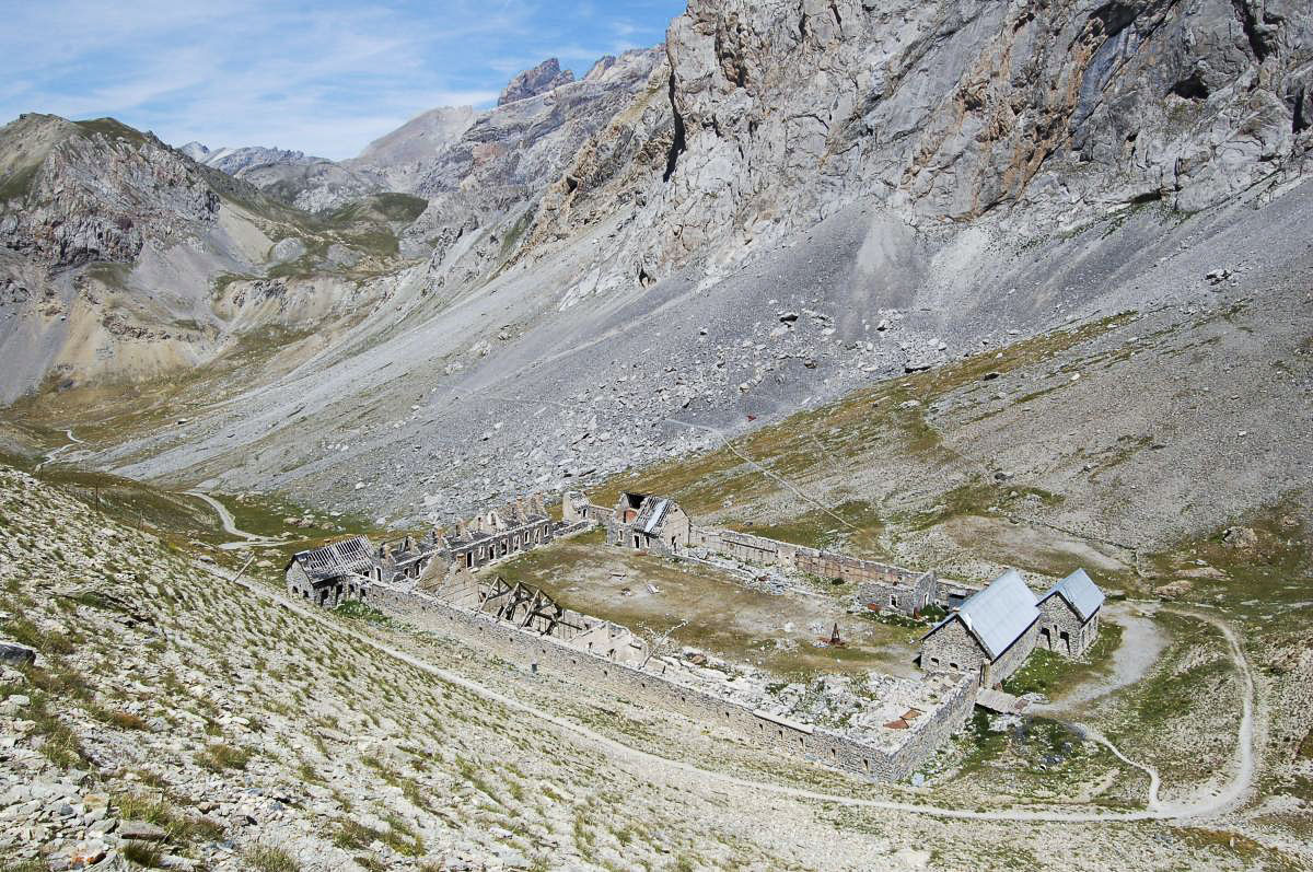 Ligne Maginot - VIRAYSSE (BARAQUEMENT) - (Casernement) - À l'arrière-plan le Col du Vallonnet (vers PO Plate Lombarde)