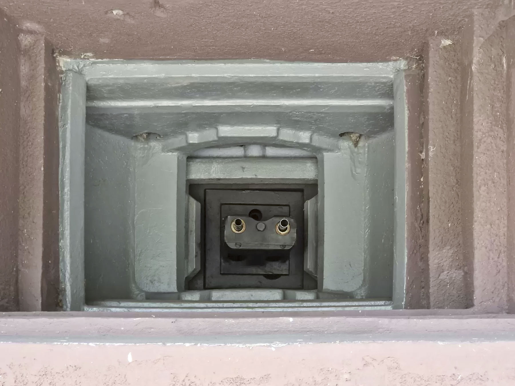 Ligne Maginot - FRESSINEA (FA) - (Ouvrage d'infanterie) - Bloc 3
Créneau de droite avec trémie n°4 pour JM ou 47 mm. Les deux orifices supérieurs devaient permettre l'installation de volets blindés, non livrés.