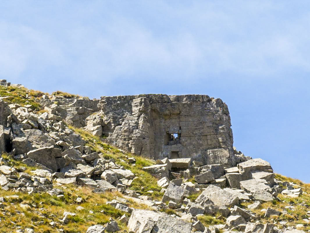 Ligne Maginot - COL DE LA BRAÏSSA 3  (POSITION D'INFANTERIE) - (Divers) - Cuve sud 2
Le créneau est creusé dans la roche