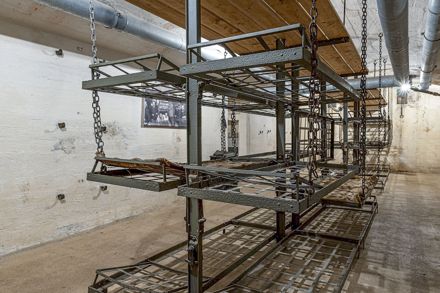 Ligne Maginot - FORT DE MUTZIG - (Ouvrage d'artillerie) - Lits dans une salle des troupes dans la caserne