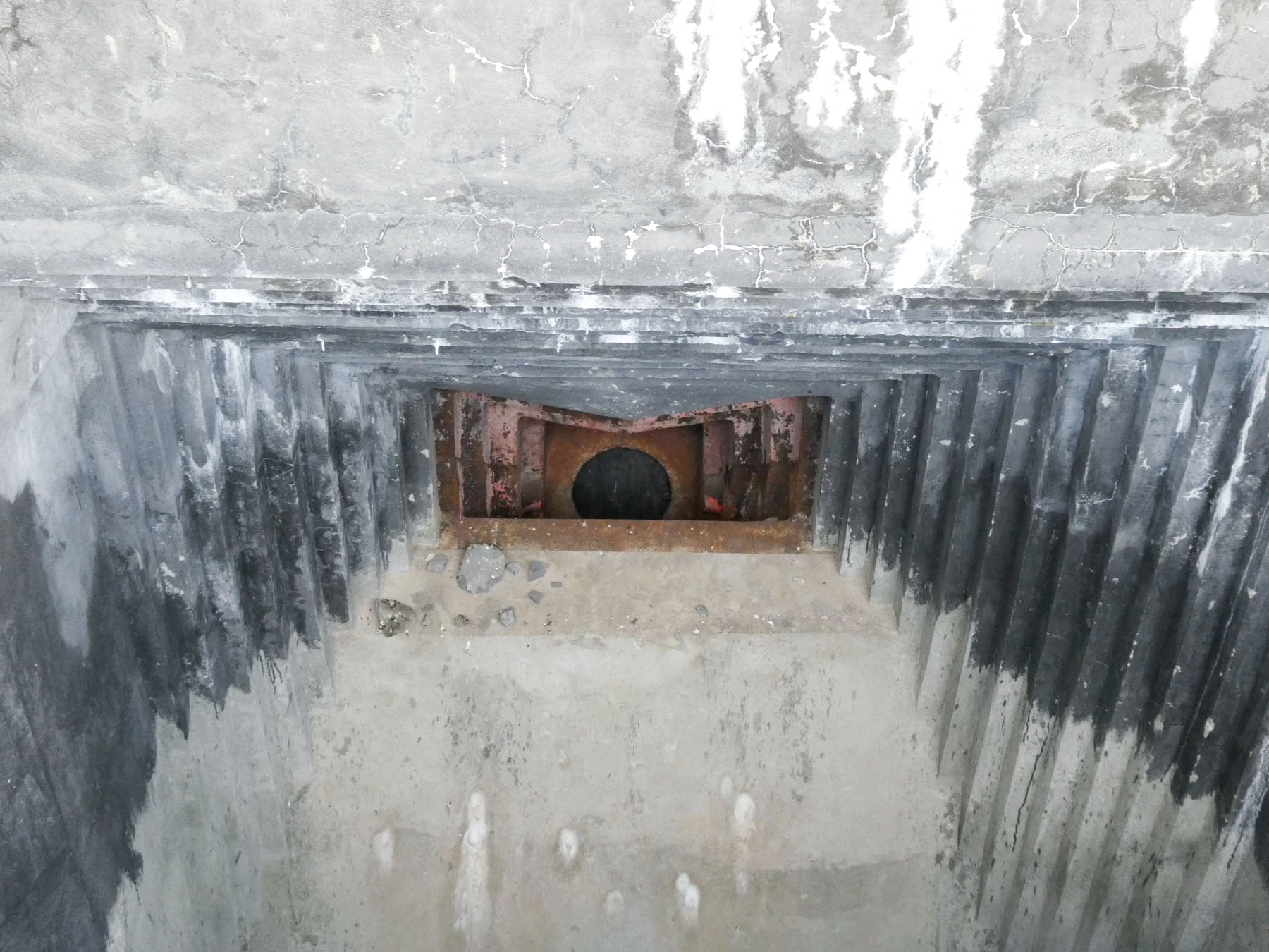 Ligne Maginot - RIMPLAS (RS) - (Ouvrage d'artillerie) - Bloc 1
Créneau pour mortier de 81 mm