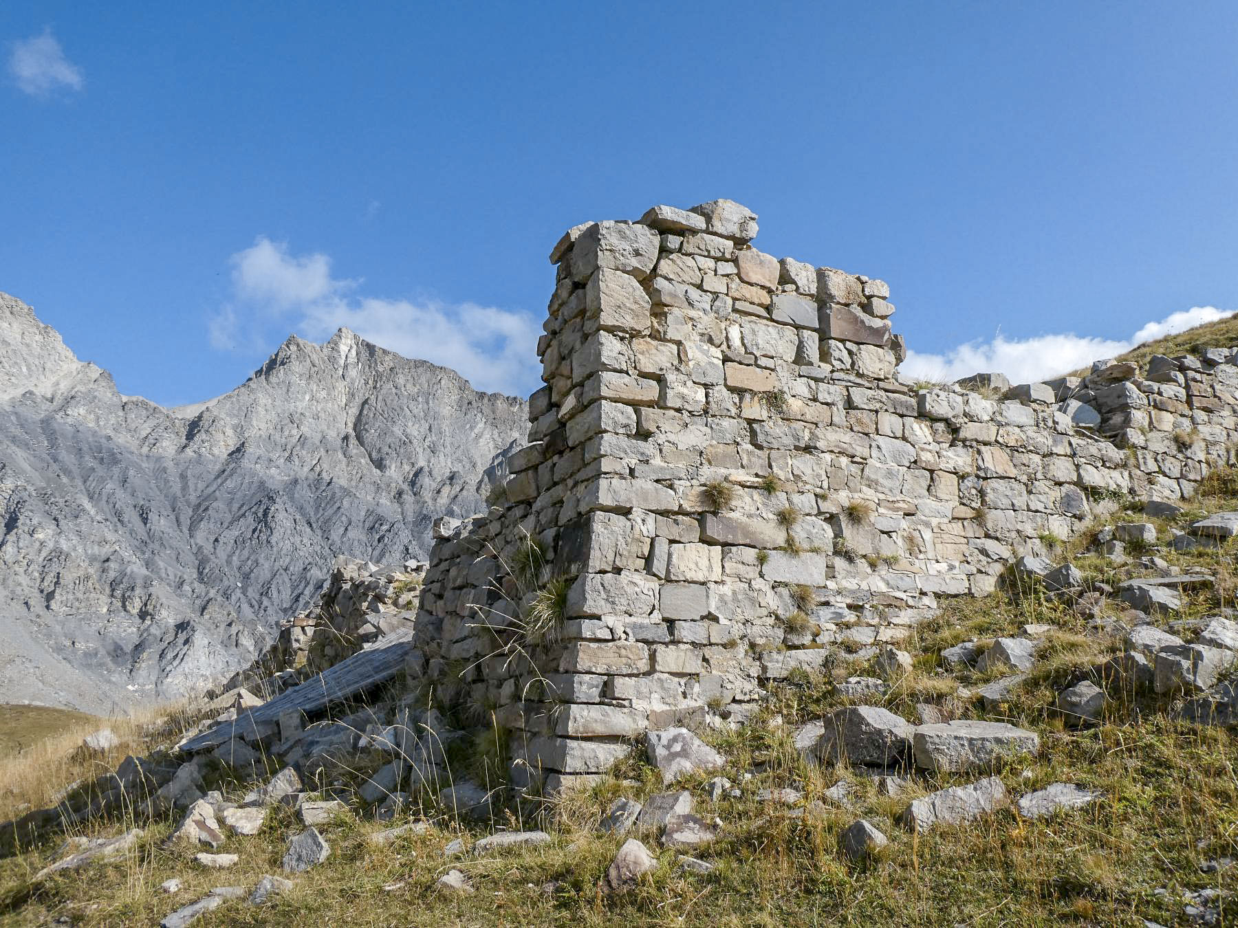 Ligne Maginot - LES FOURCHES N°1 (BLOCKHAUS 1892) - (Casernement) - Le dernier pan de mur