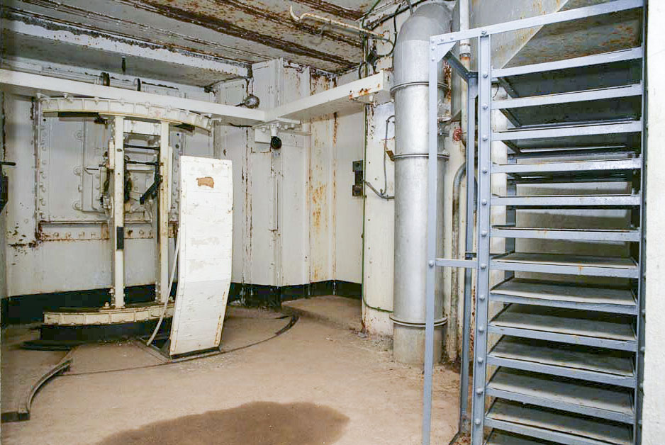 Ligne Maginot - RESTEFOND - (Ouvrage d'artillerie) - Bloc 6
Les rateliers à munition et le mortier de 75 mle 31 au fond