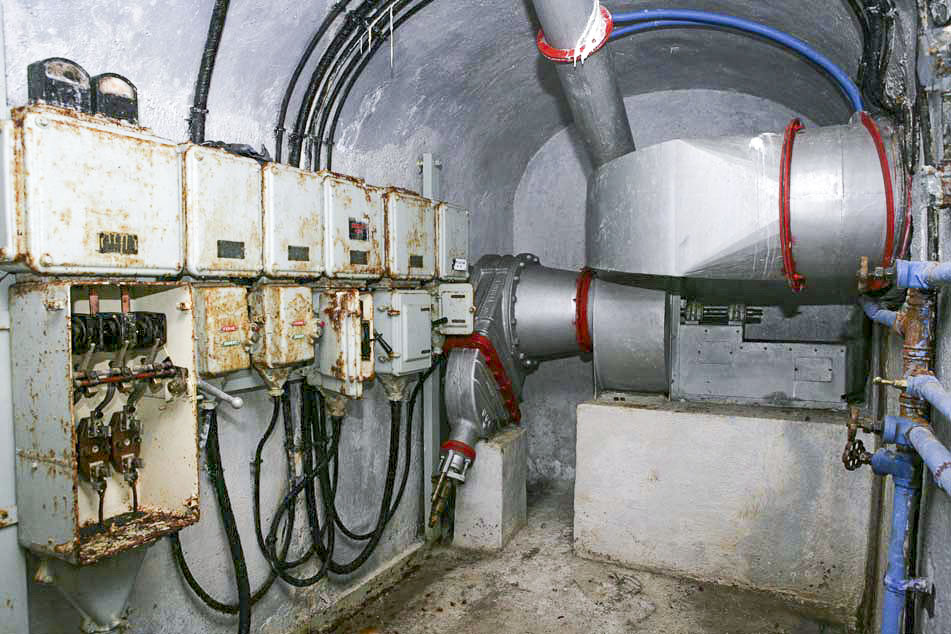 Ligne Maginot - RESTEFOND - (Ouvrage d'artillerie) - Bloc 6
La ventilation et le tableau électrique du bloc