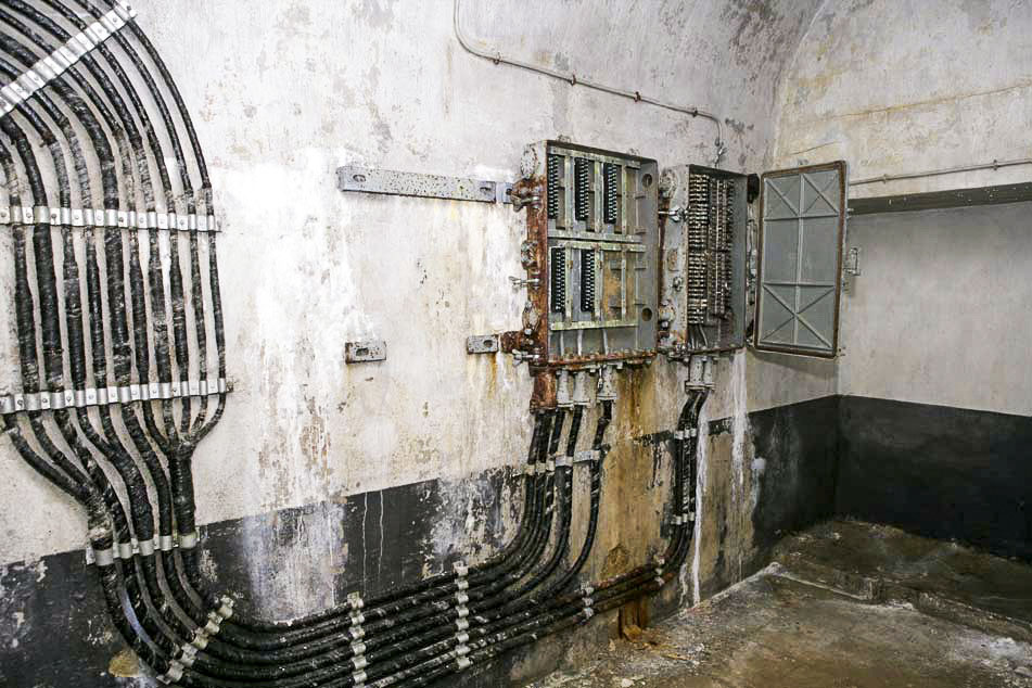 Ligne Maginot - RESTEFOND - (Ouvrage d'artillerie) - Le central téléphonique
Le répartiteur principal de l'ouvrage et le boitier de protections du central. Noter l'emplacement pour un second boitier de protection non équipé.