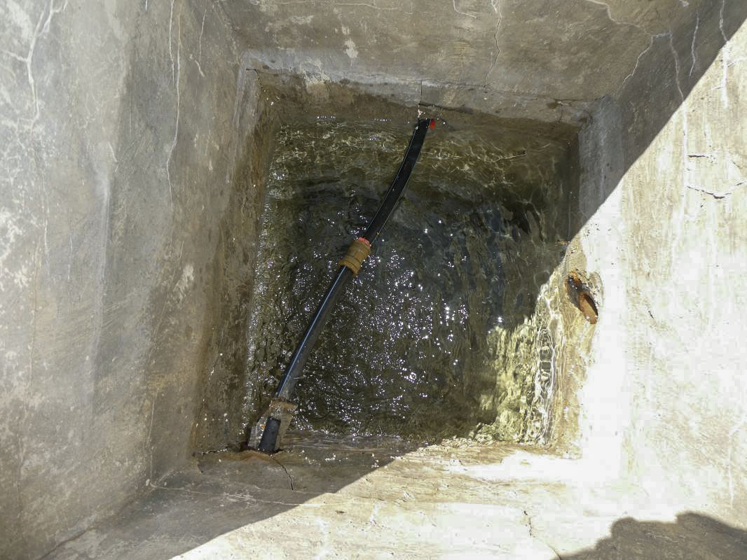 Ligne Maginot - RESTEFOND (SOURCE CAPTéE) - (Divers) - A droite l'ancien tuyau en fonte qui alimentait le casernement