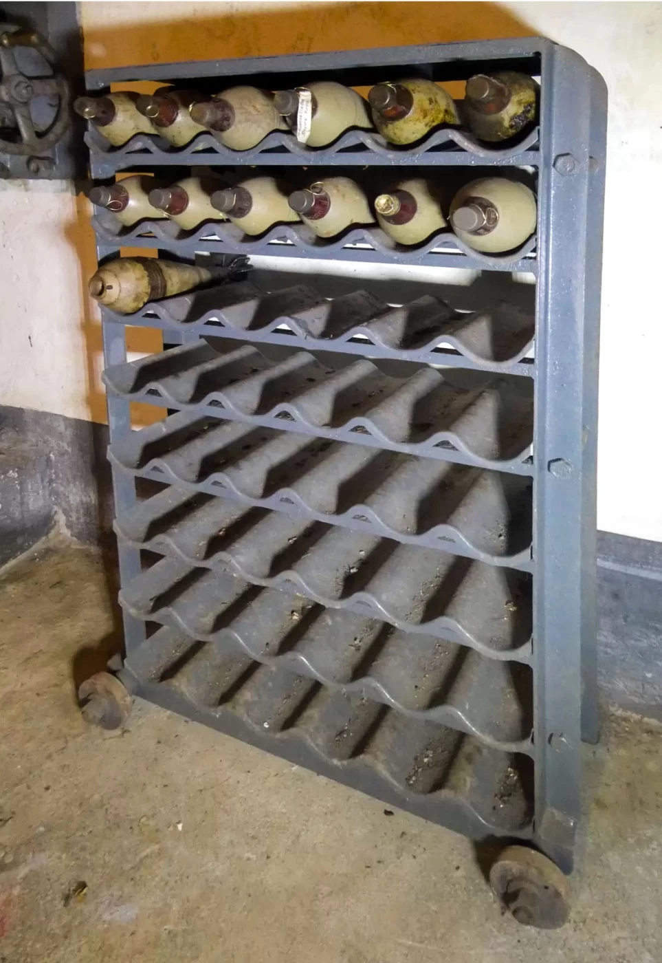 Ligne Maginot - BARBONNET (BT) - (Ouvrage d'artillerie) - Rack de rangement sur roulettes pour obus de mortier de 81mm