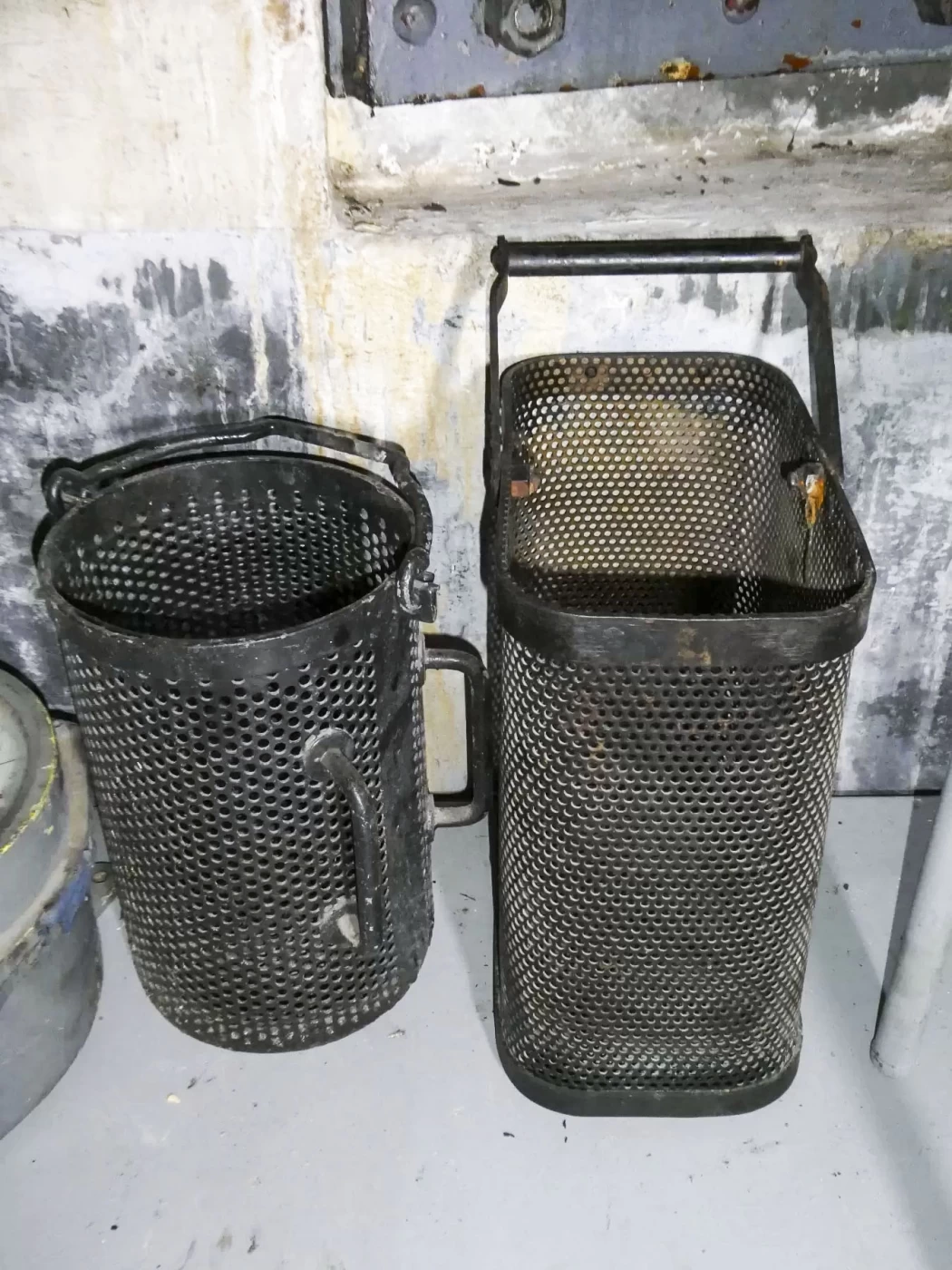 Ligne Maginot - Munitions de 7,5 mm - Panier de récupération de douilles de 7,5 mm pour cloche GFM à gauche. A droite pour cloche JM