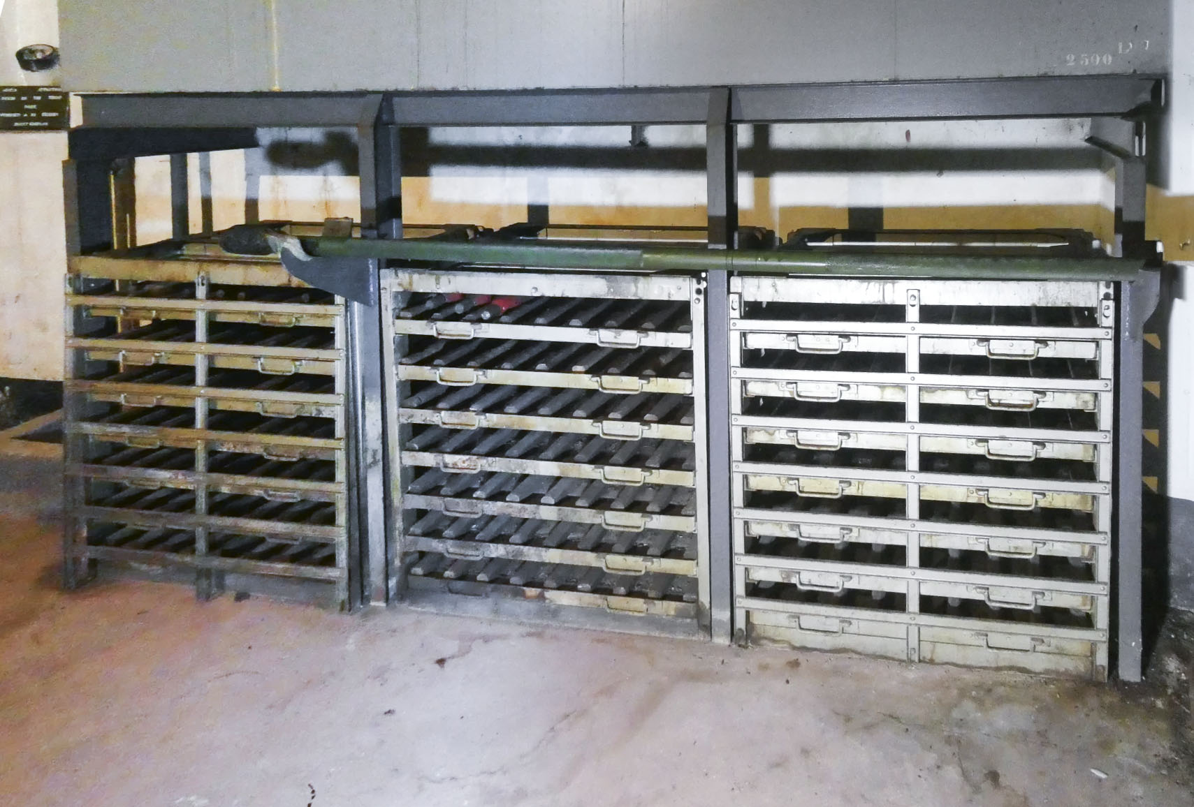 Ligne Maginot - BARBONNET (BT) - (Ouvrage d'artillerie) - Bloc 2
Magasin M3
Rack de rangement à tiroirs pour obus de 75 mm