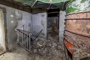 Ligne Maginot - PERTUSATO 5 - (Casemate d'infanterie - Simple) - A gauche la descente du sous-sol qui est presque totalement inondé 