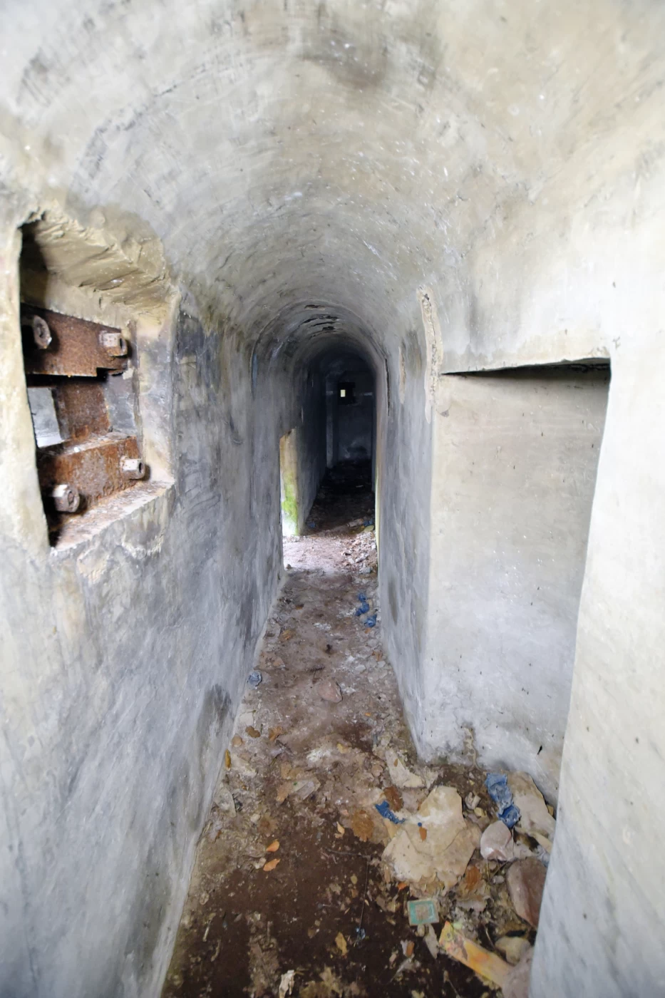 Ligne Maginot - MAIN DU PRINCE 2 - (Blockhaus pour arme infanterie) - La galerie de liaison bétonnée entre les deux blockhaus
Le créneau de façade comporte un petit dégagement pour le tireur sur le mur opposé