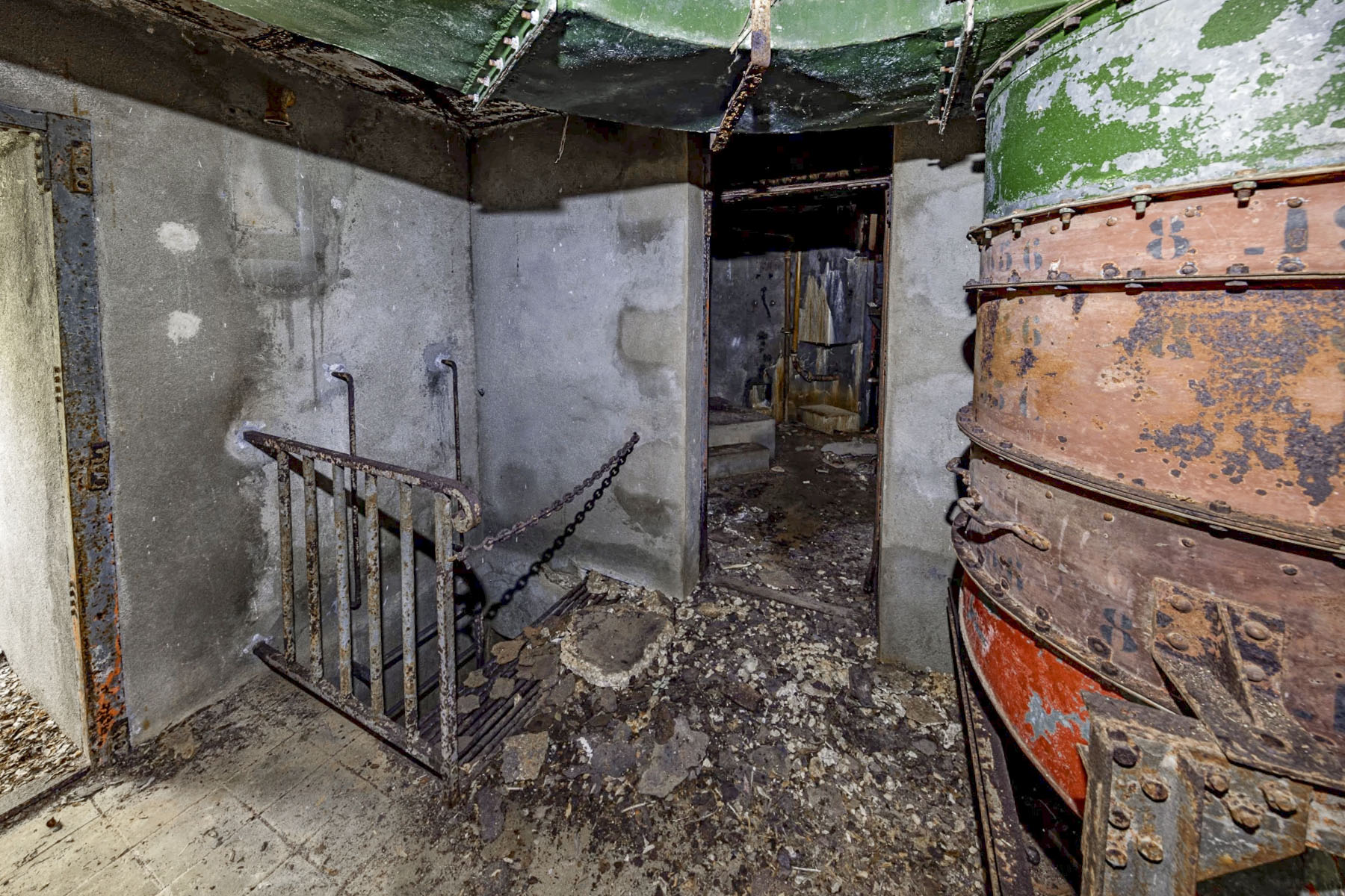 Ligne Maginot - PERTUSATO 5 - (Casemate d'infanterie - Simple) - A gauche la descente du sous-sol qui est presque totalement inondé 