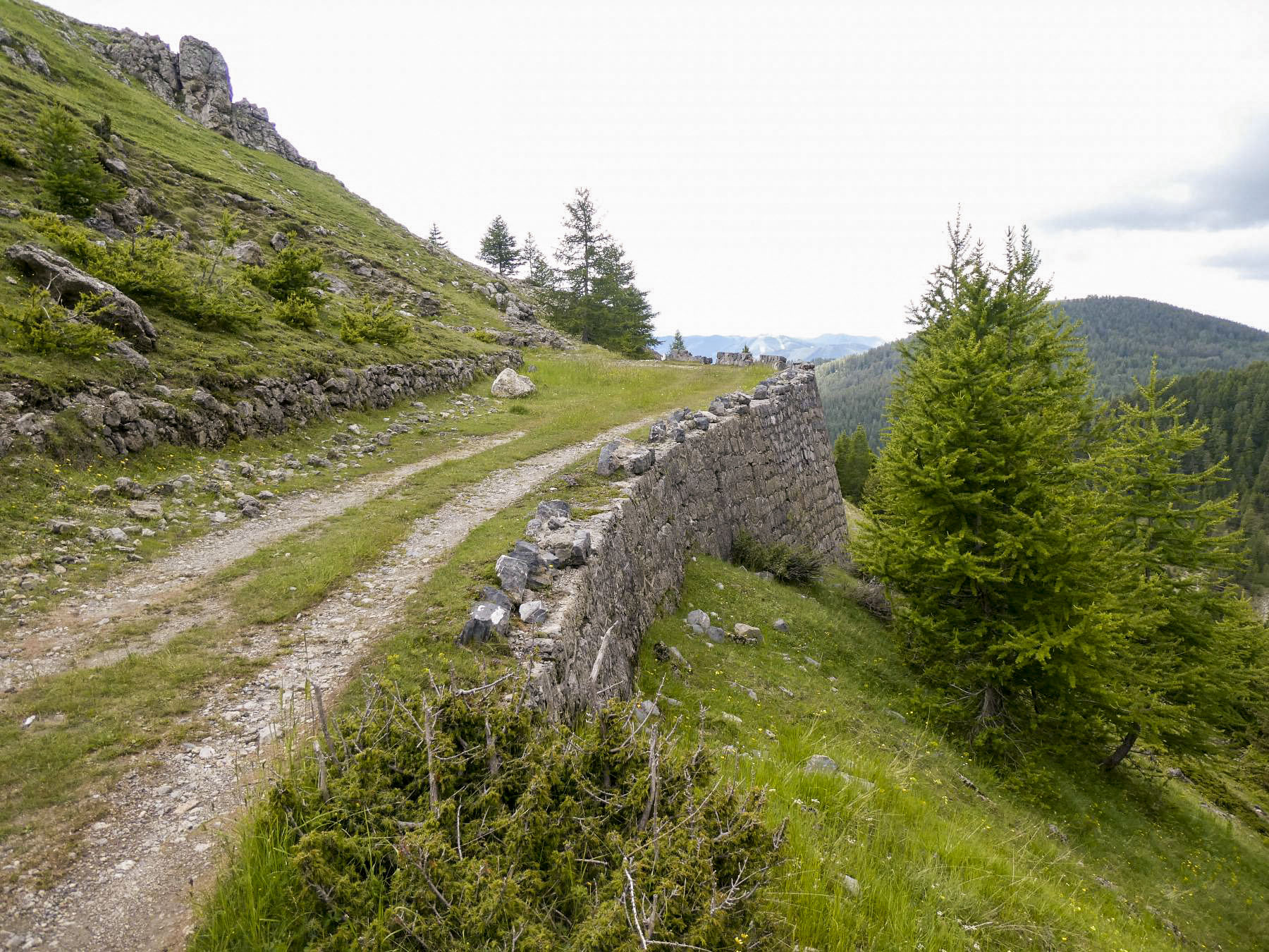 Ligne Maginot - CIME DE BACOUN - (Position d'artillerie préparée) - La route militaire