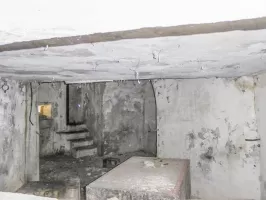Ligne Maginot - VALABRES ANNEXE (OU SUD) (VA) - (Blockhaus pour arme infanterie) - Au fond l'entrée et le créneau FM.