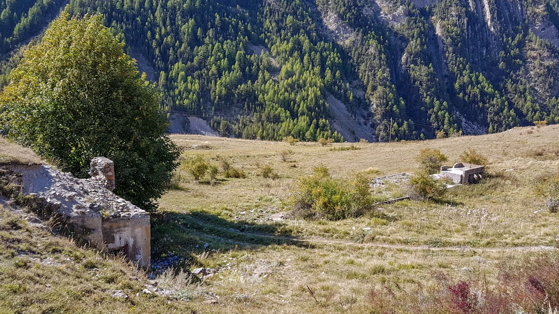 Ligne Maginot - LARCHE - (Casernement) - Les restes du casernement à droite du bloc 1.